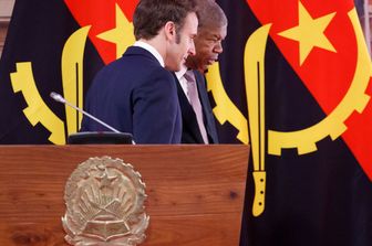 Emmanuel Macron con il presidente dell'Angola