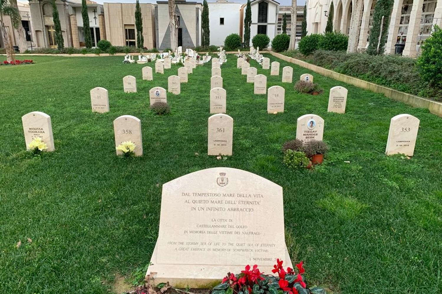 Il cimitero dei migranti senza nome a Castellammare