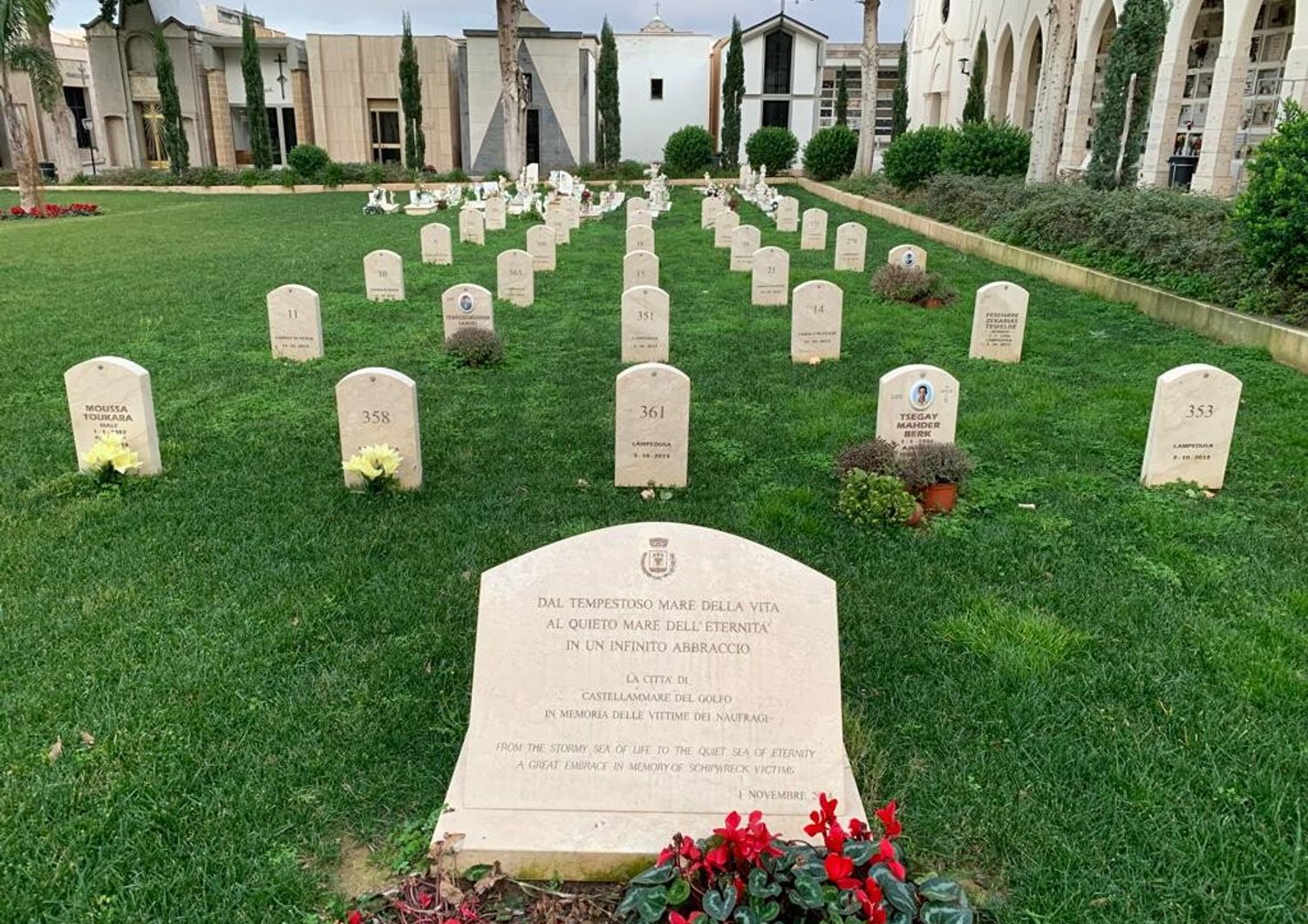 Il cimitero dei migranti senza nome a Castellammare