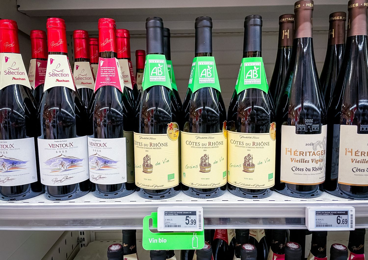 Vini esposti in un supermercato francese