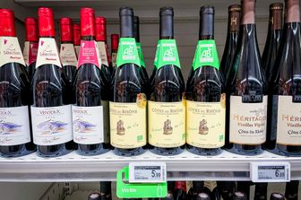 Vini esposti in un supermercato francese