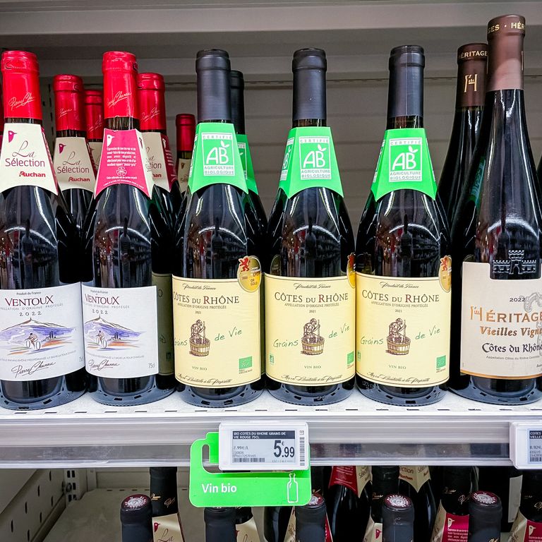 Vini esposti in un supermercato francese