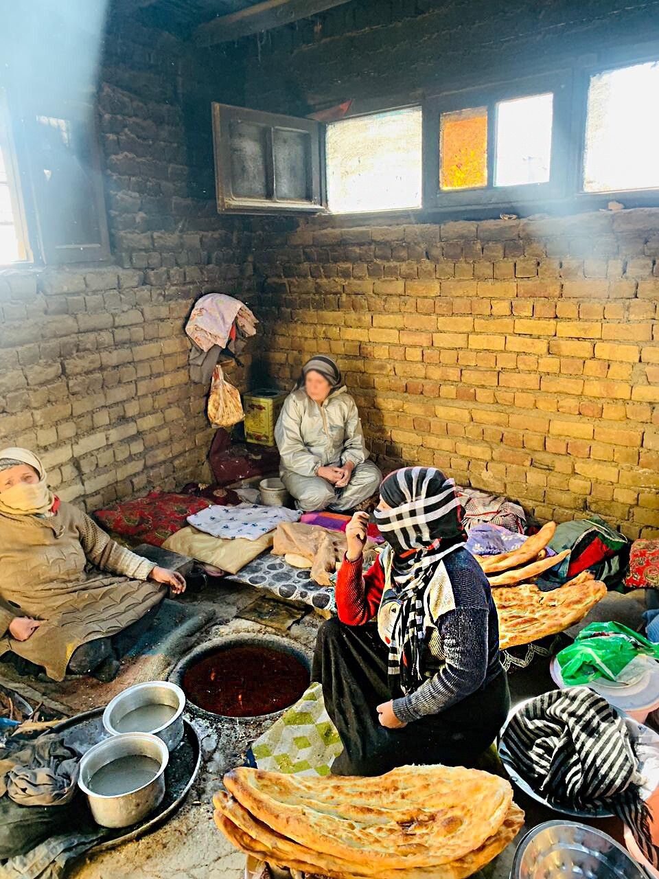 Una donna afghana cuoce il pane