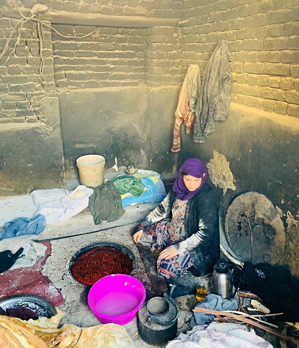 Una donna afghana cuoce il pane