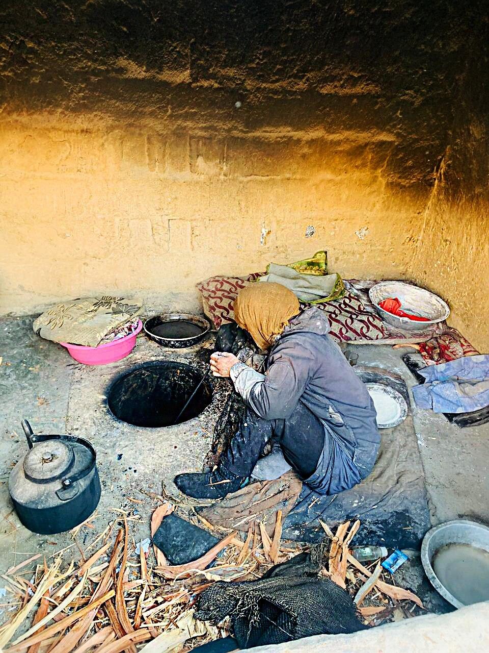 Una donna afghana cuoce il pane