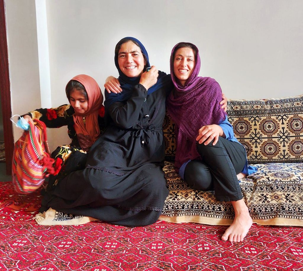 Una delle donne italiane che aiutano le afghane nel progetto sul pane