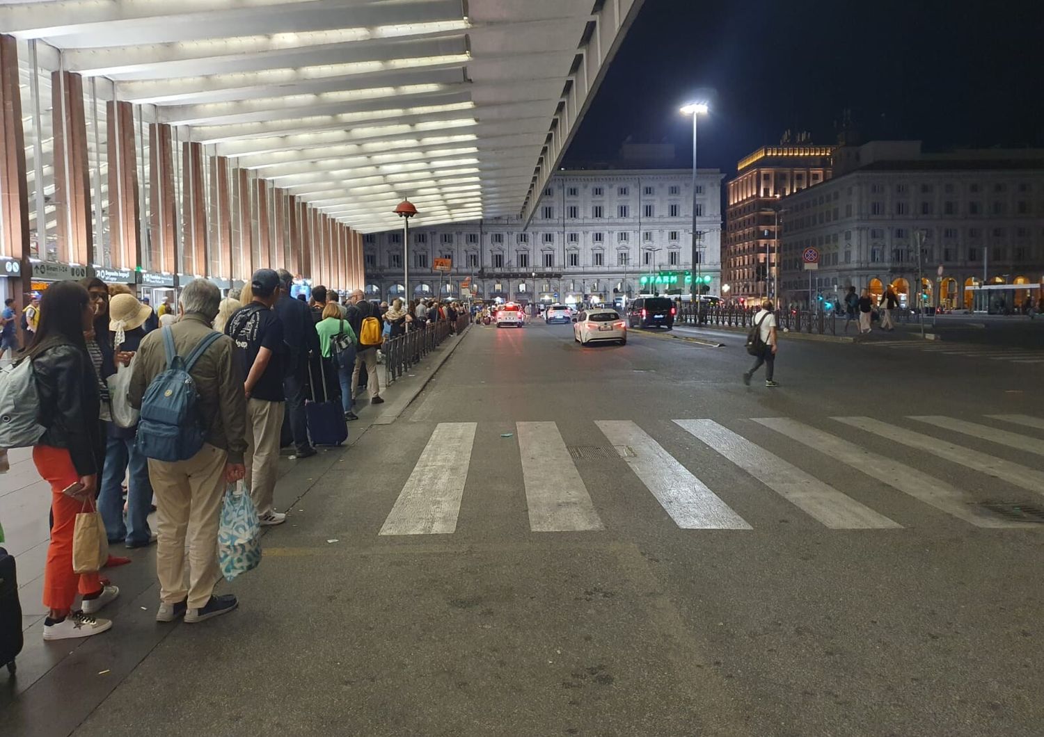 Fila a Termini per un taxi