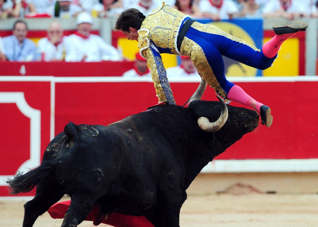 Lopez incornato durante il festival di San Ferm&igrave;n a Pamplona nel 2010