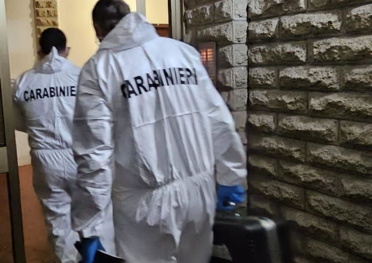 uccide madre la nasconde in sacco roma