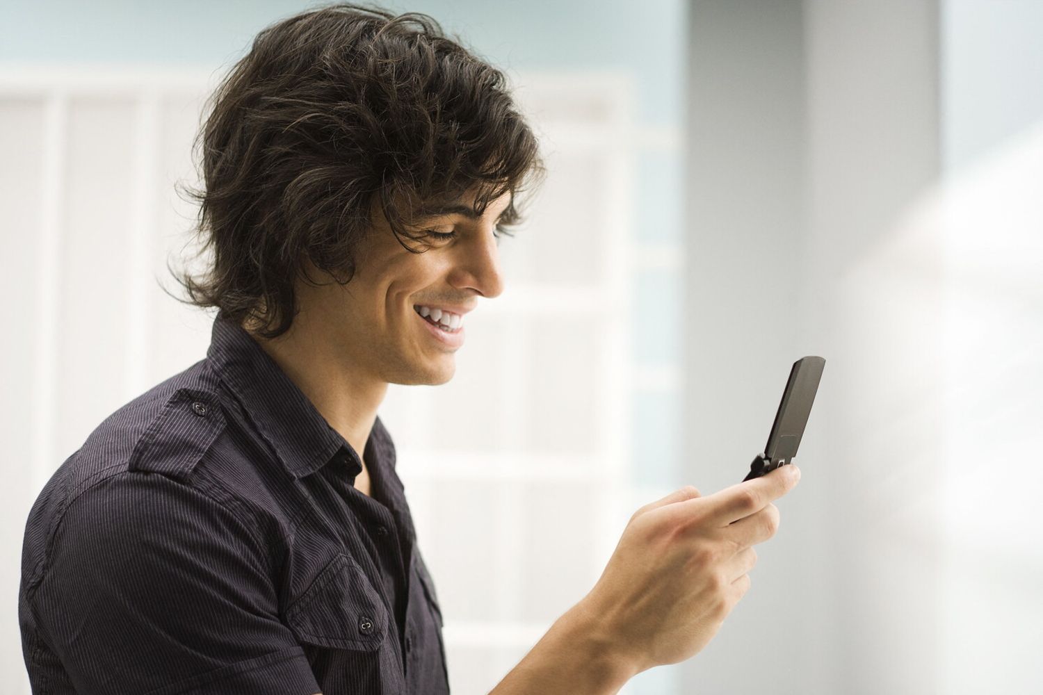 Giovane con telefono