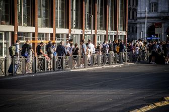 Coda a Roma in attesa di un taxi