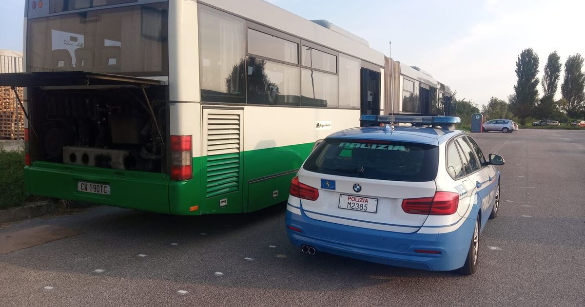 Vuole prendere il bus fuori dalla fermata e aggredisce l