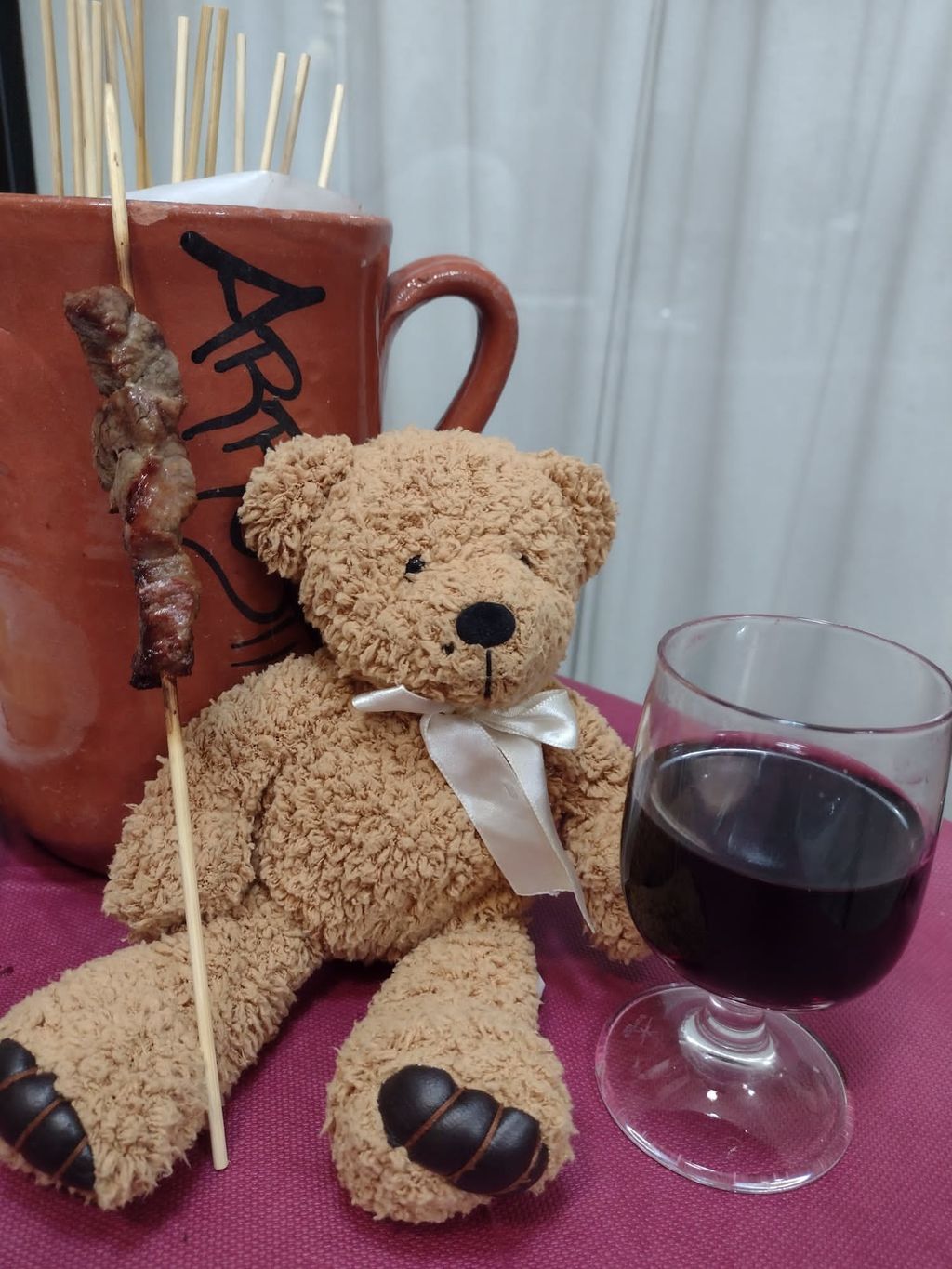 I simboli dell'Abruzzo: arrosticini, un orsacchiotto marsicano e il Montepulciano d'Abruzzo