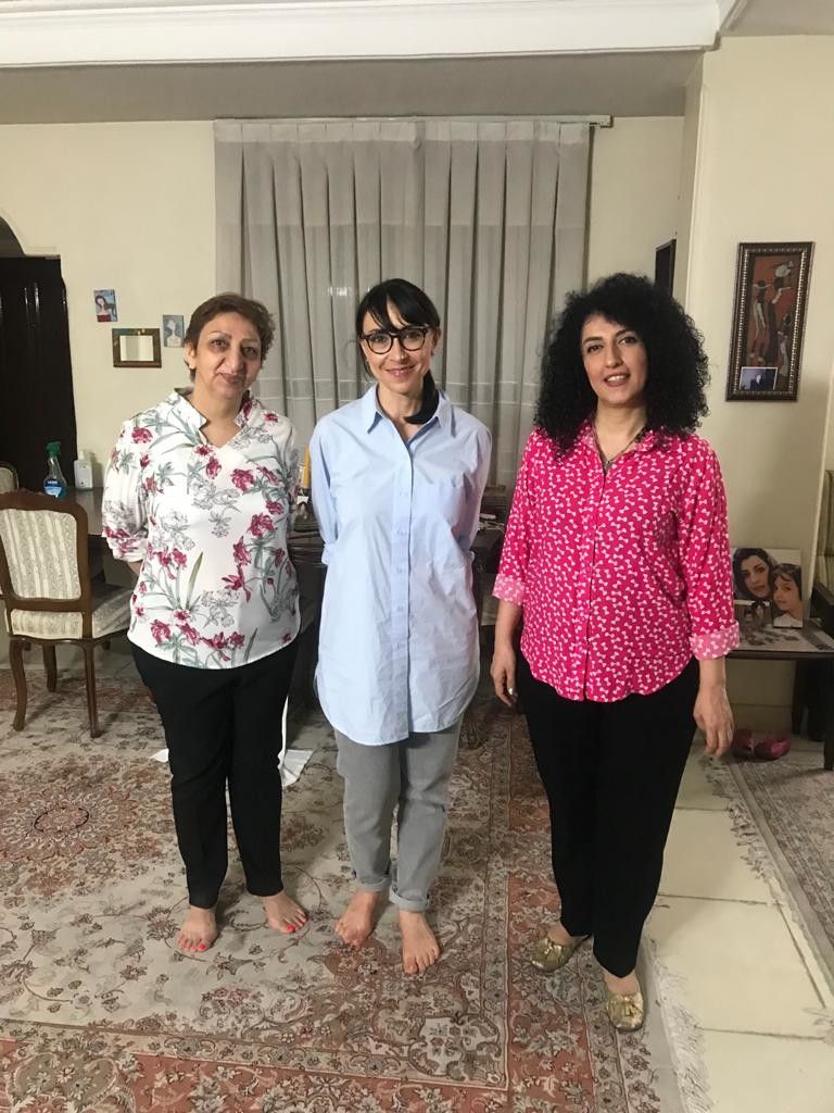 L'inviata dell'AGI Marta Allevato (al centro) con il Premio Nobel per la Pace Narges Mohammadi nell'abitazione dell'attivista a Teheran