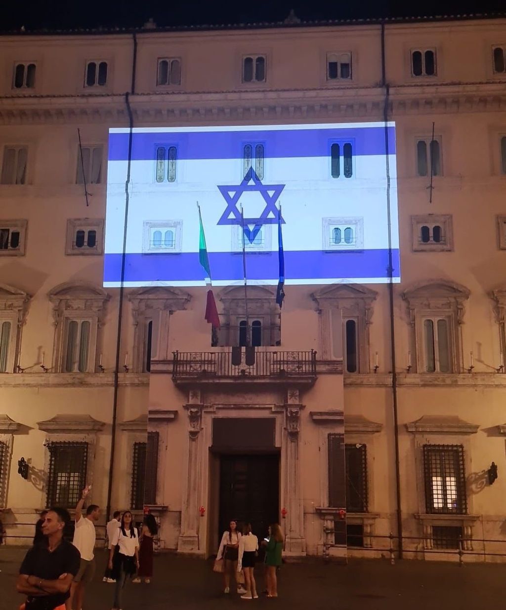 La bandiera di Israele proiettata su Palazzo Chigi