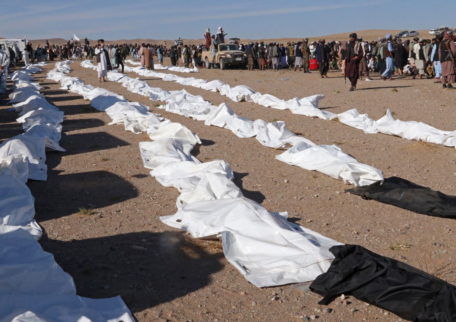 Corpi delle vittime del terremoto in Afghanistan