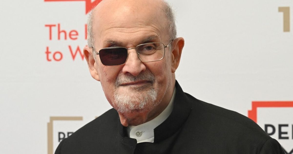 Rushdie ha scritto un libro sull'attentato e le coltellate subite