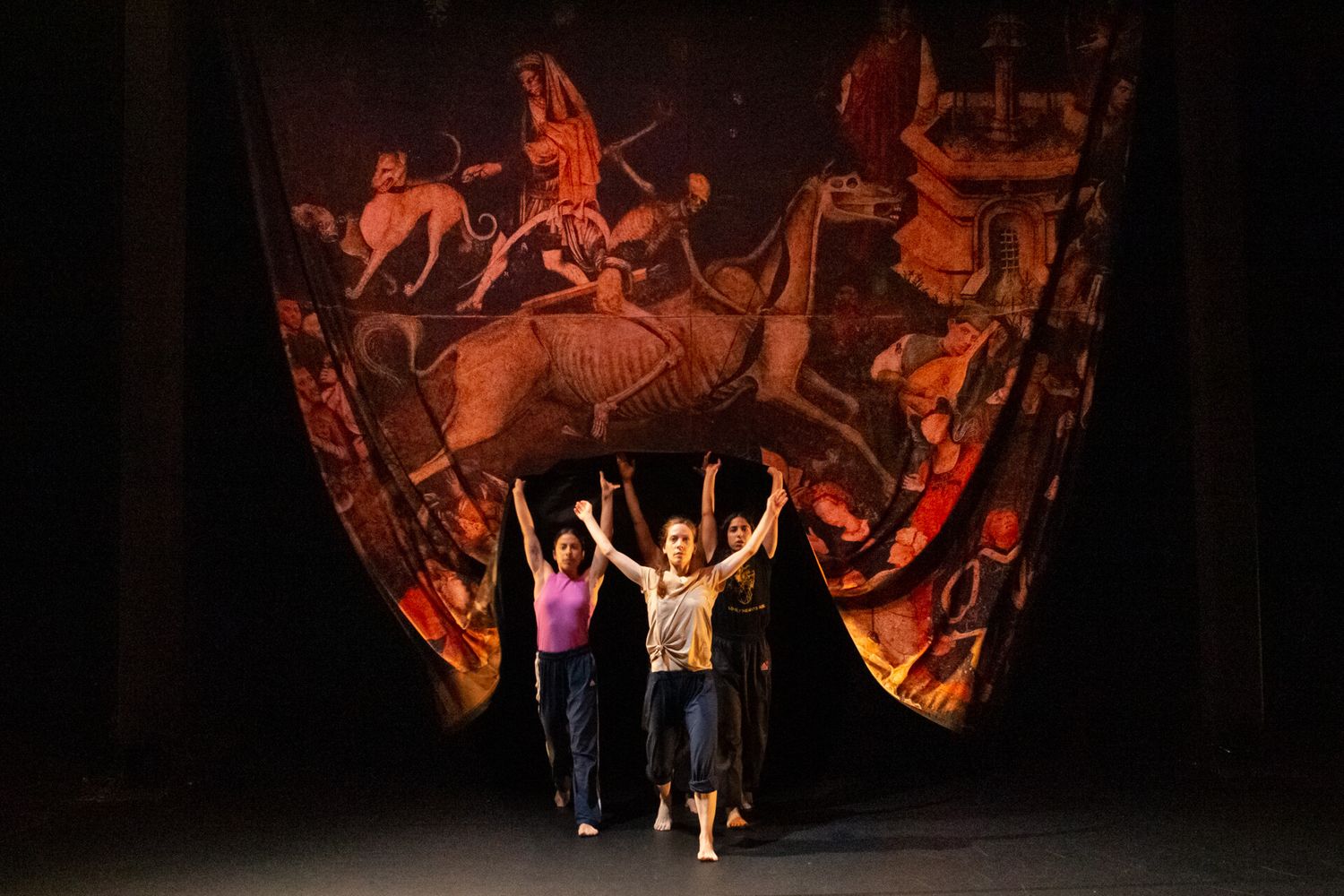 Prove dallo spettacolo, sullo sfondo riproduzione dell'opera il 'Trionfo della morte'