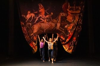 Prove dallo spettacolo, sullo sfondo riproduzione dell'opera il 'Trionfo della morte'