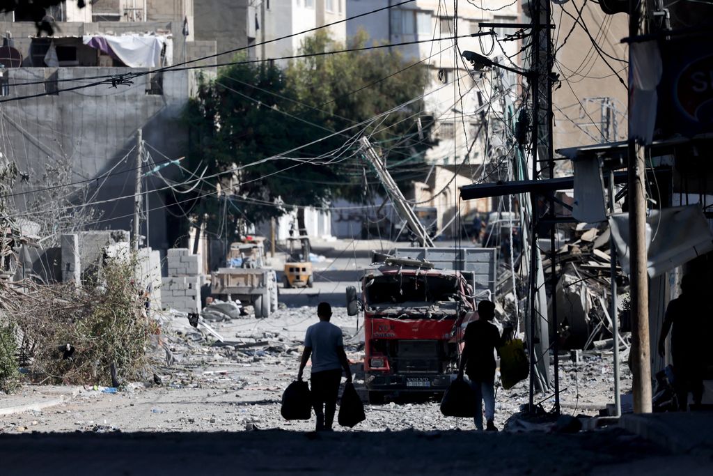 Palestinesi con le loro cose fuggono da Gaza City verso aree pi&ugrave; sicure dopo gli attacchi aerei israeliani&nbsp;
