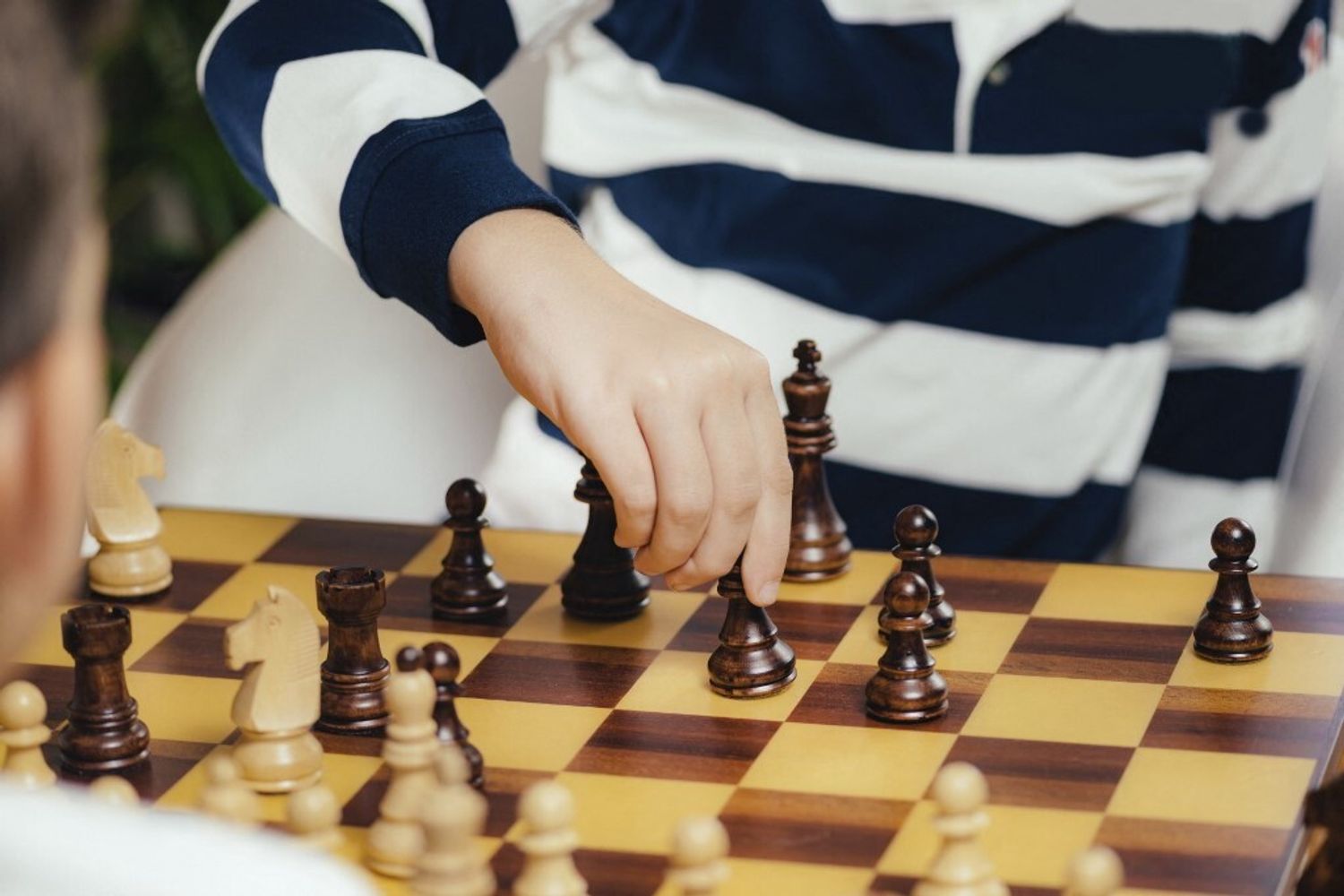 Partita a scacchi tra ragazzi