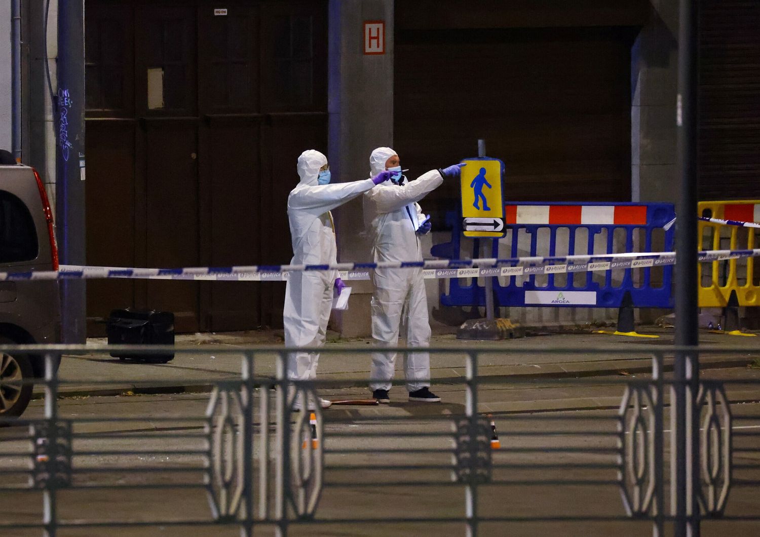 La polizia scientifica sul luogo della sparatoria di Bruxelles