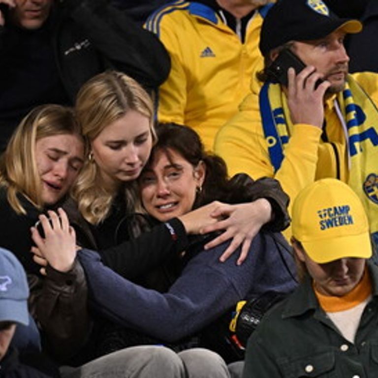Tifosi allo stadio di Bruxelles dopo l'attentato&nbsp;