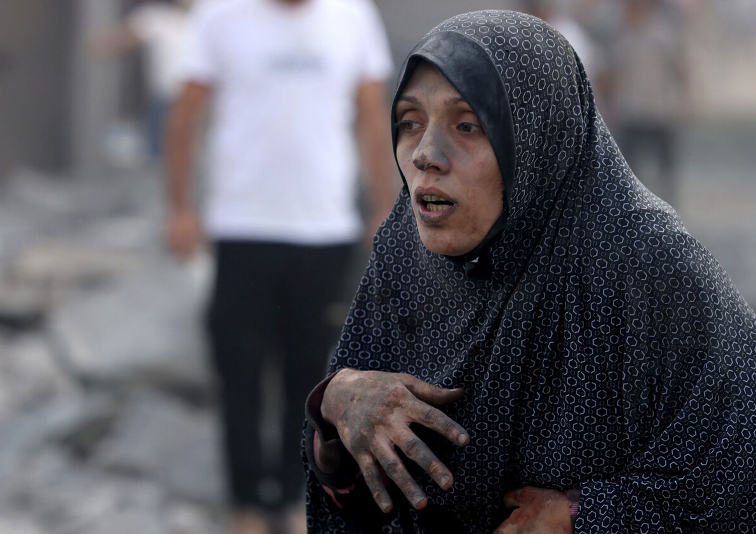 Una donna palestinese dopo un attacco a Gaza
