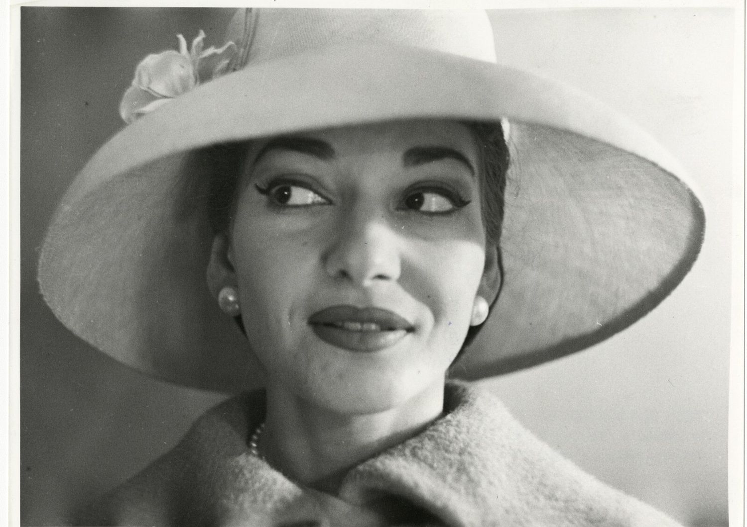 &quot;Milano, aprile 1958. Maria Callas indossa abiti della sartoria BIKI nella sua abitazione.
