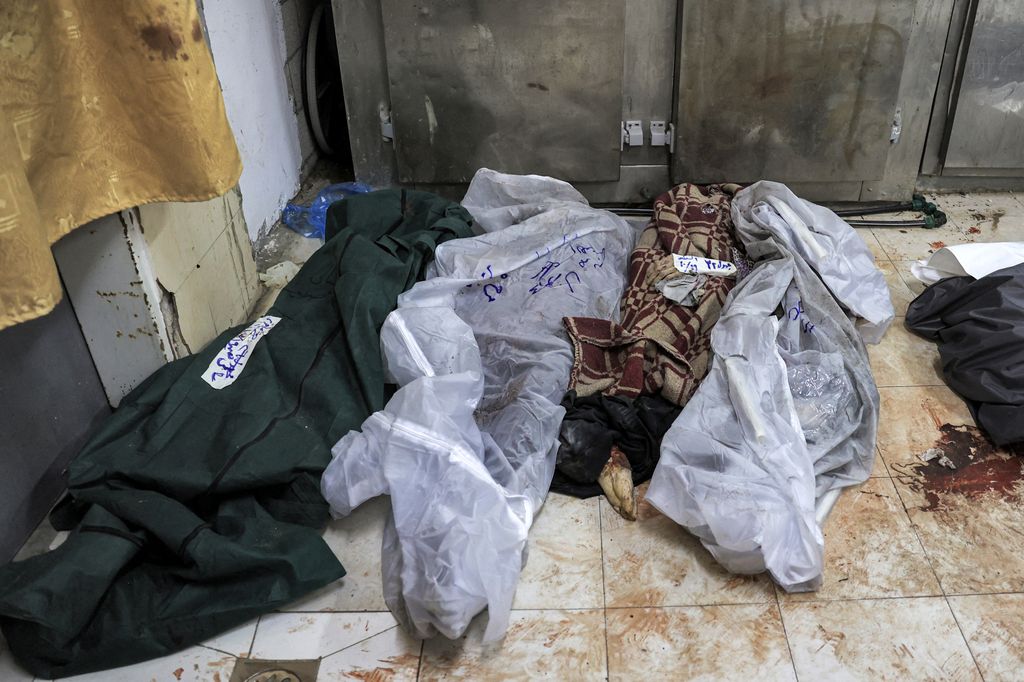 Cadaveri di vittime di bombardamenti a Gaza