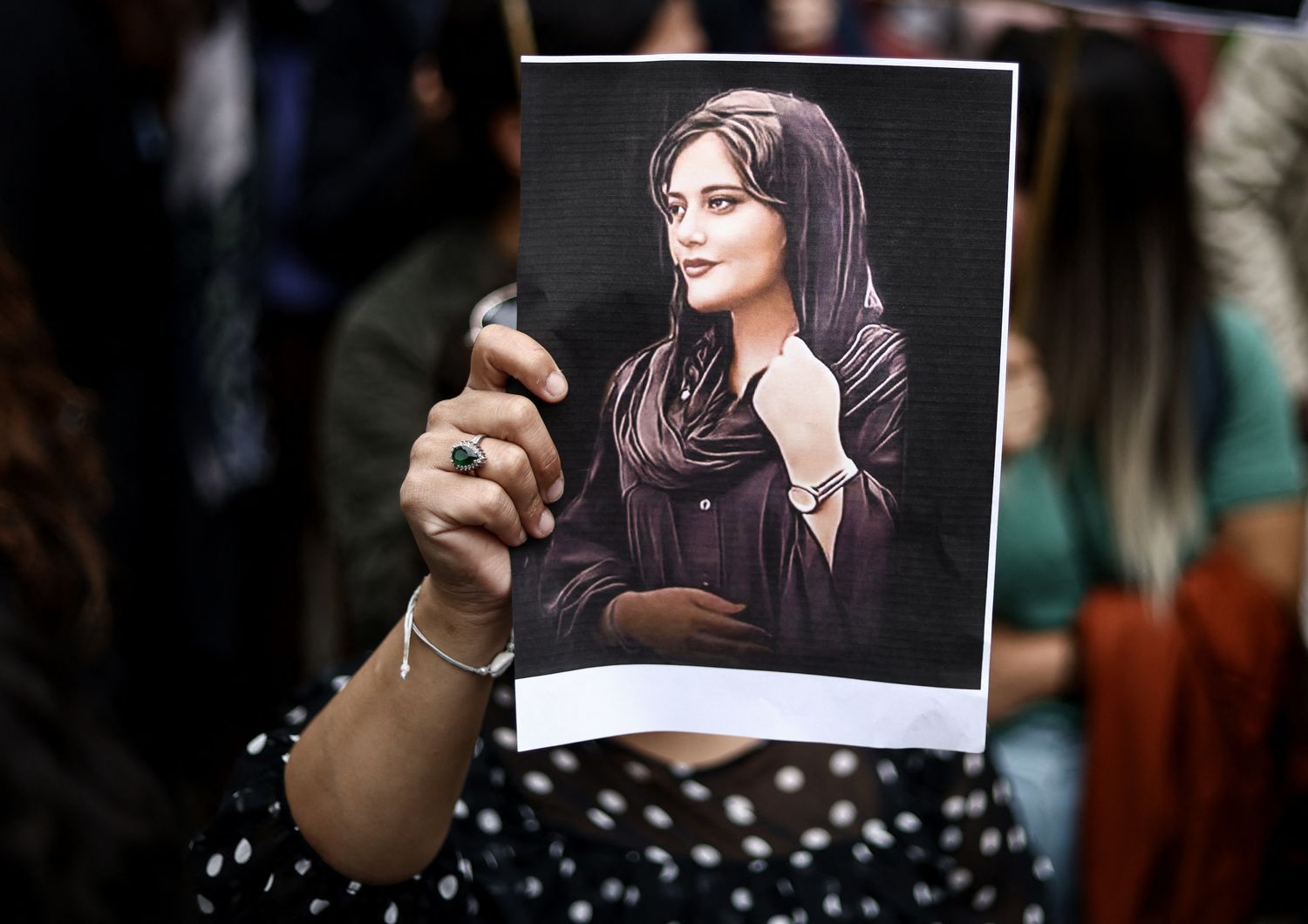 La foto di Mahsa Amini esposta durante una manifestazione