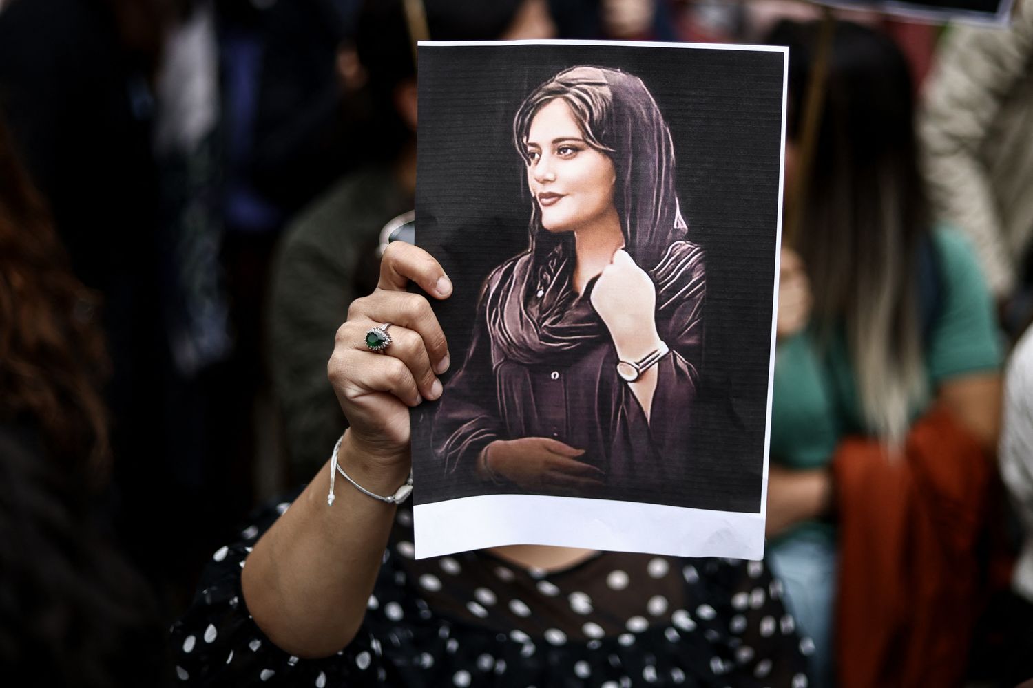 La foto di Mahsa Amini esposta durante una manifestazione