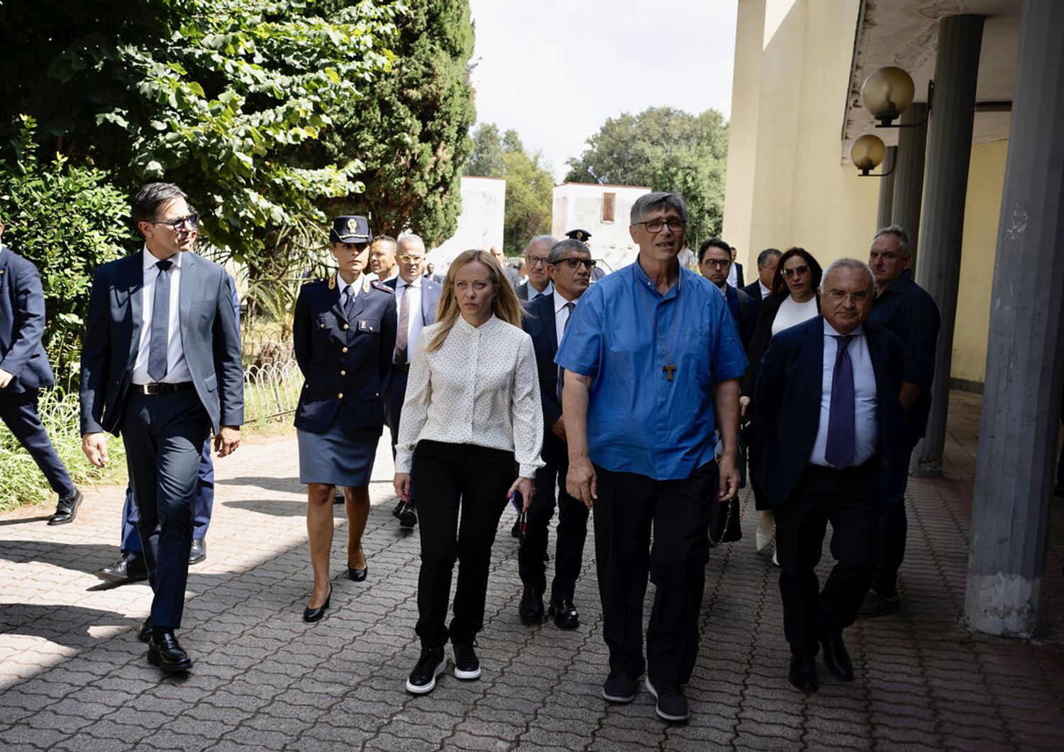 La presidente del Consiglio, Giorgia Meloni, in visita al Rione Parco Verde di Caivano, incontra don Patricello&nbsp;