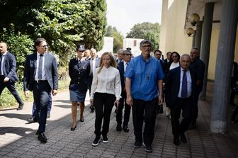 La presidente del Consiglio, Giorgia Meloni, in visita al Rione Parco Verde di Caivano, incontra don Patricello&nbsp;