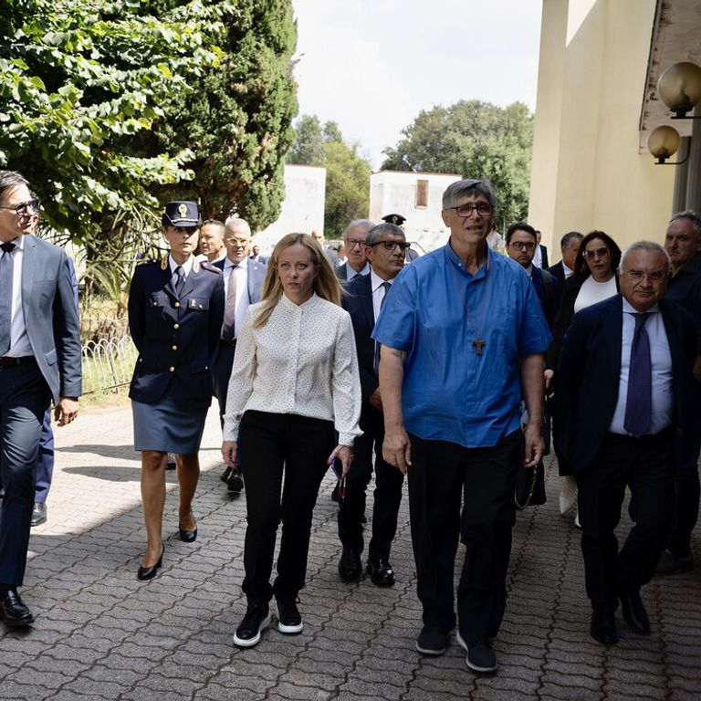 La presidente del Consiglio, Giorgia Meloni, in visita al Rione Parco Verde di Caivano, incontra don Patricello&nbsp;