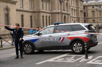 alta tensione francia allarme terrorismo versailles