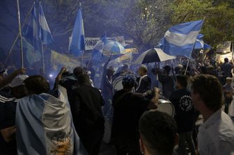 Argentini a un comizio elettorale