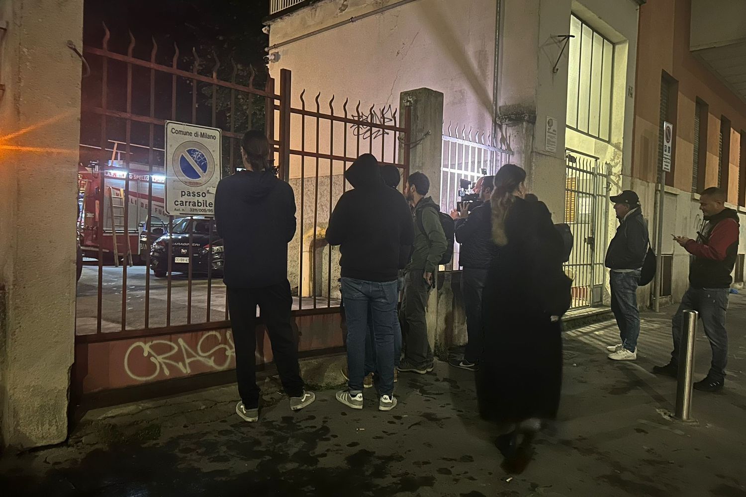 Cronisti e curiosi di fronte allo stabile dove &egrave; stato ritrovato il corpo della donna