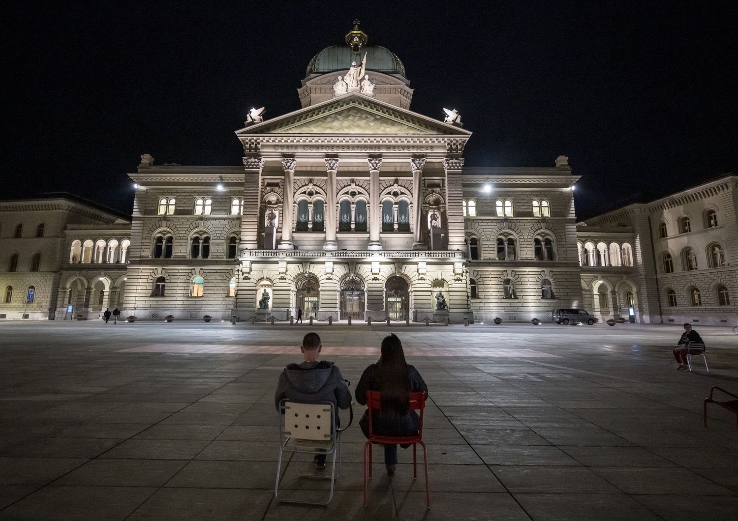 Elettori in attesa davanti al Parlamento svizzero