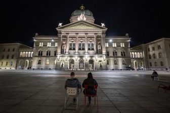 Elettori in attesa davanti al Parlamento svizzero