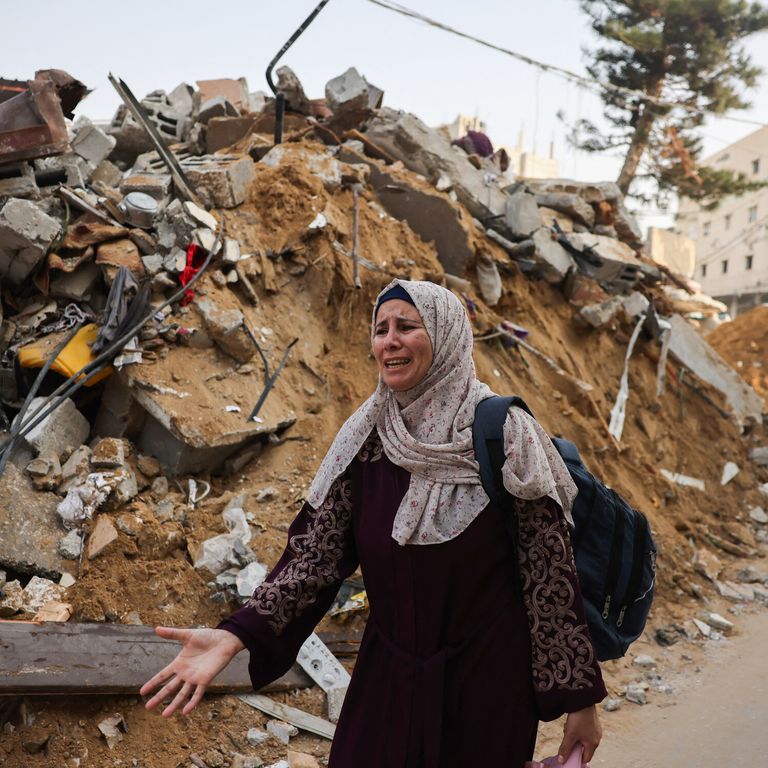 Una donna palestinese cerca di raggiungere il valido di Rafah, nel sud di Gaza