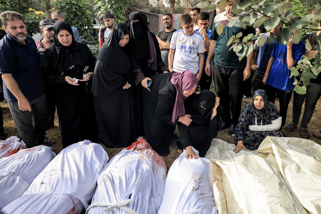 Corpi di vittime dei bombardamenti a Gaza