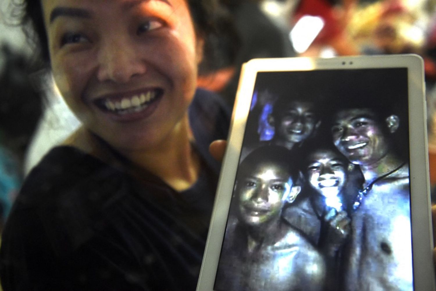 Duangpetch Promthep, soprannominato &quot;Dom&quot; e il suo allenatore di calcio Ekkapol Chantawong nella grotta di Tham Luang nel 2018&nbsp;