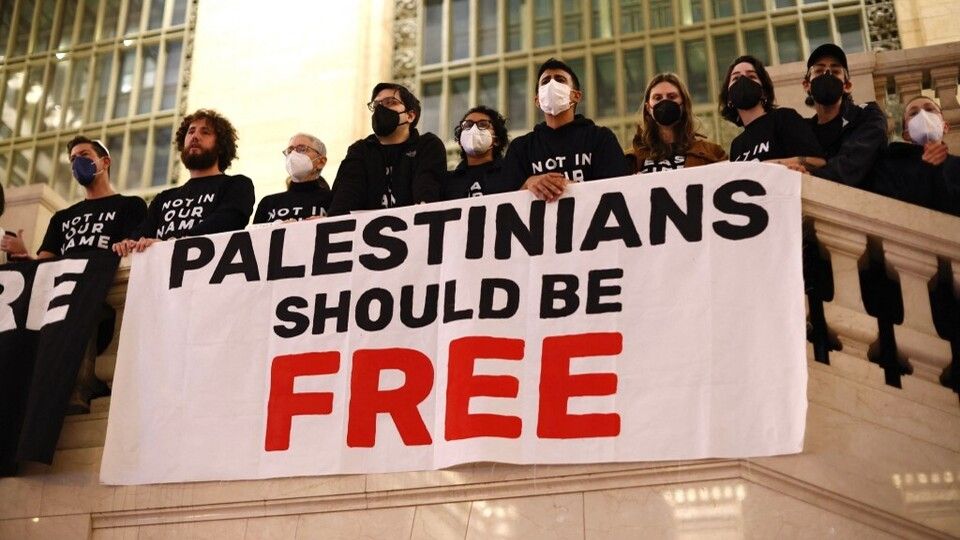 Mascherine e maglie nere con scritte in favore dello &quot;stop&quot; alle azioni a Gaza