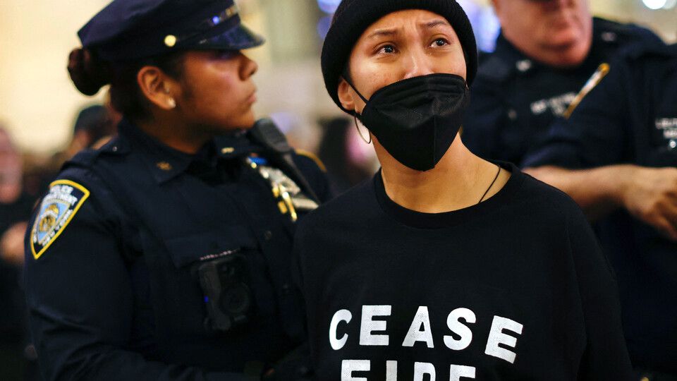 Gli arresti, tra i manifestanti, a New York per il 'cessate il fuoco'