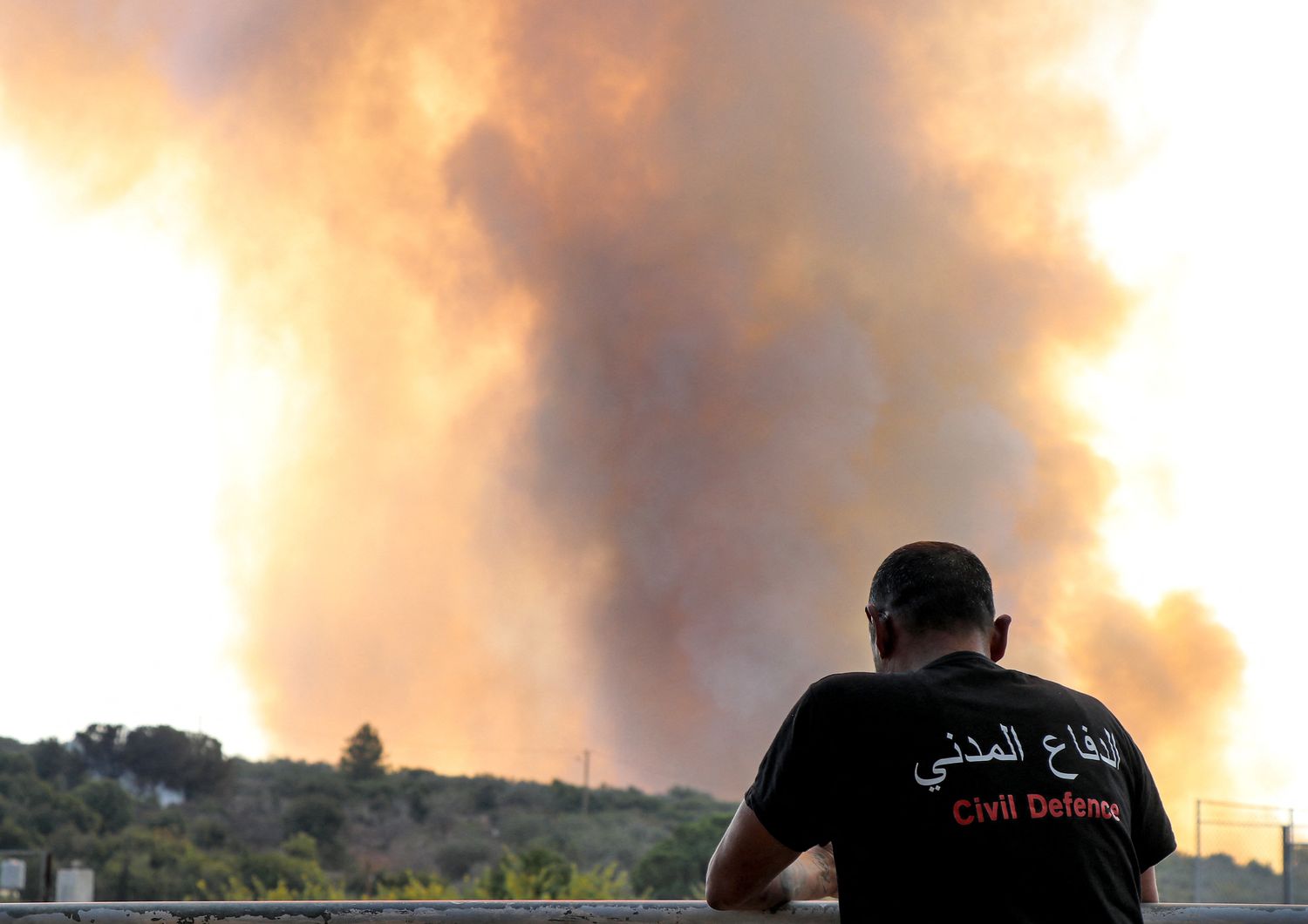 Un operatore umanitario assiste agli scontri al confine tra Israele e Libano