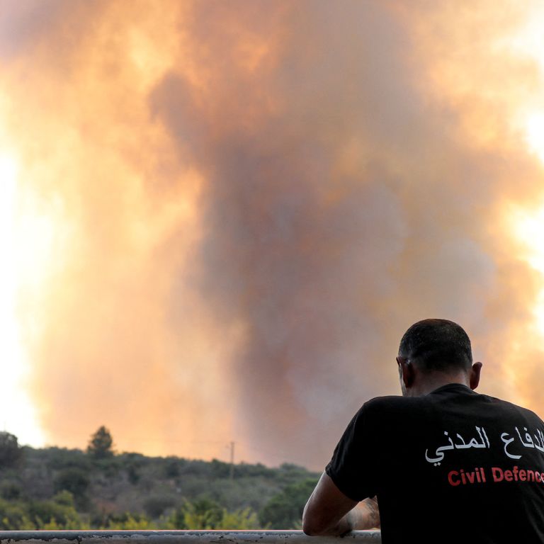 Un operatore umanitario assiste agli scontri al confine tra Israele e Libano