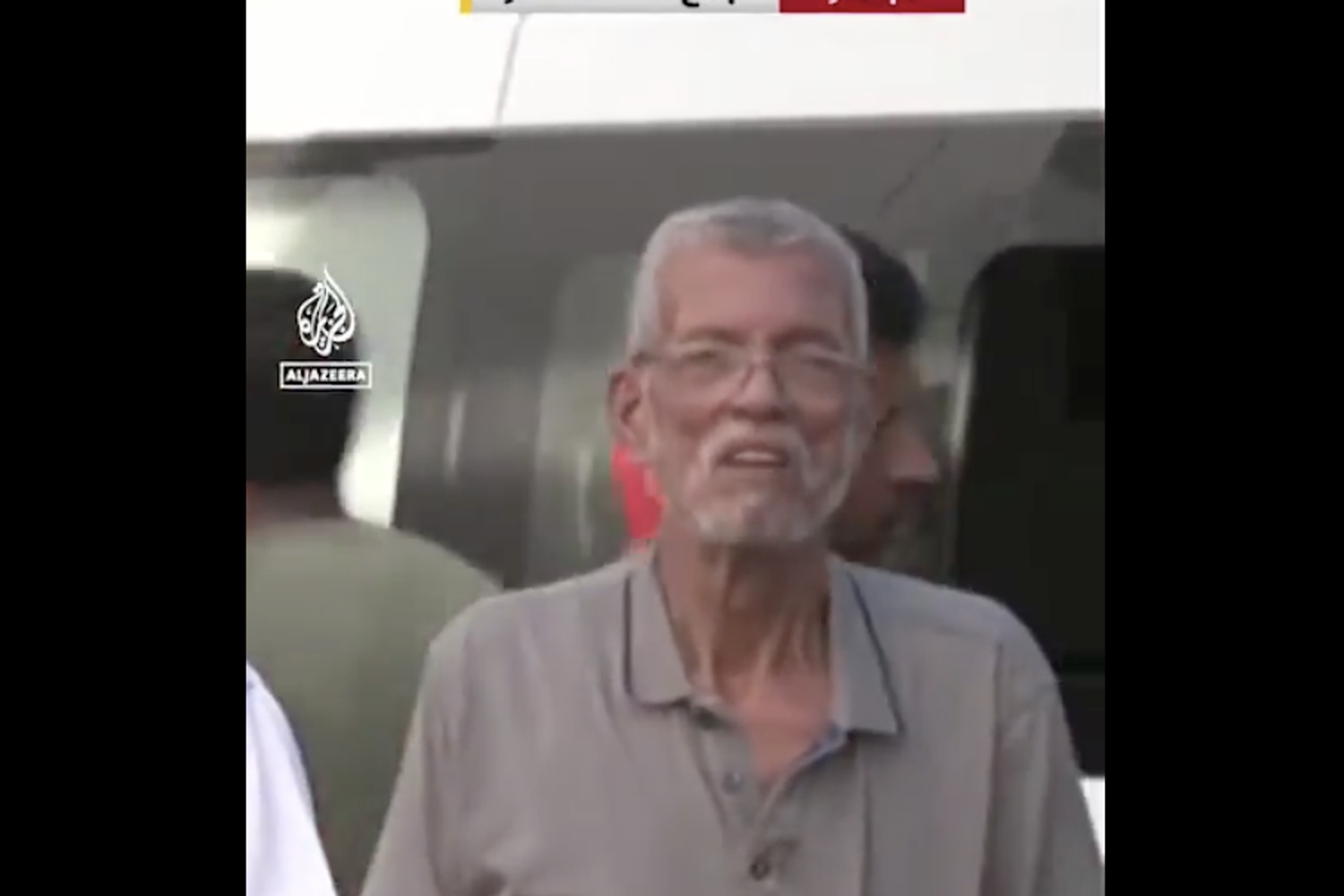 Un uomo a Gaza prova a farsi riconoscere ripreso dalle telecamere