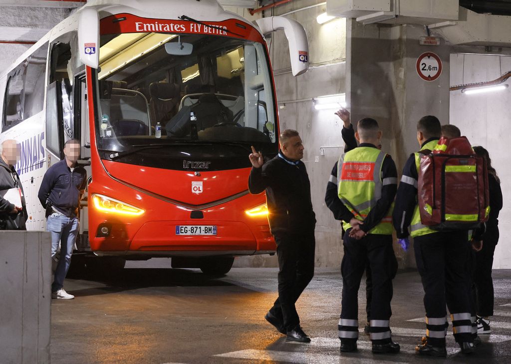 Il bus bersagliato dal lancio di pietre a bordo del quale si trovava Fabio Grosso