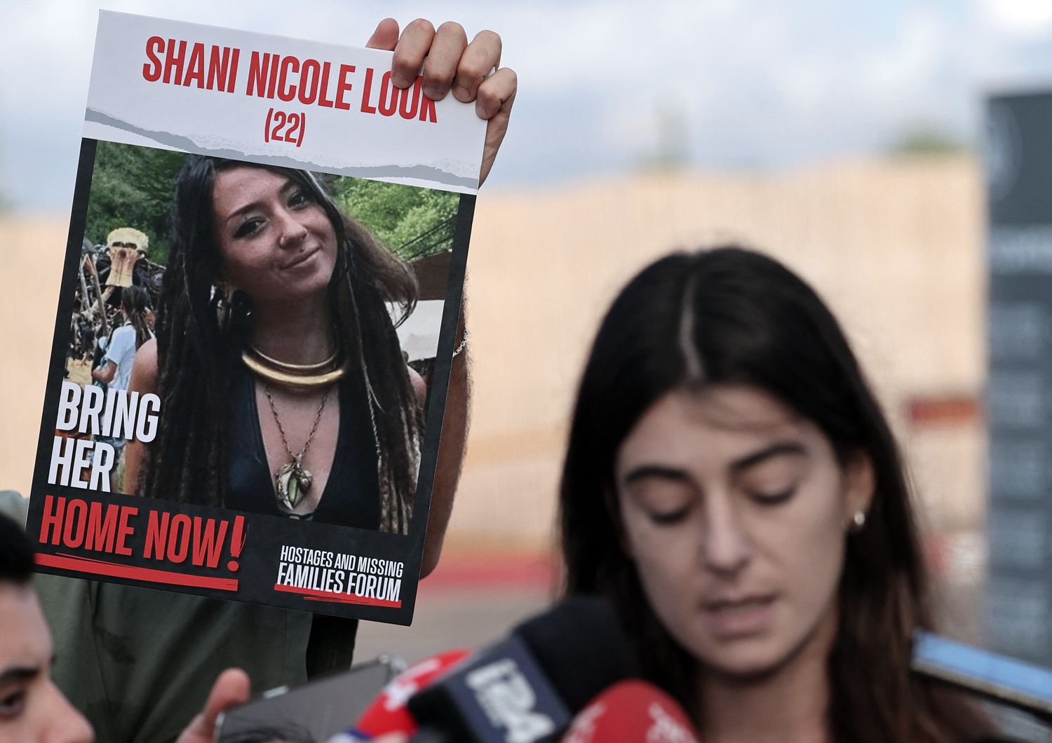 La cugina di Shani Louk durante un appello per la liberazione della ragazza ostaggio di Hamas
